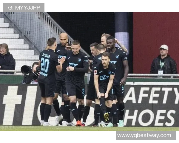 弗赖堡客场逼平门兴格拉德巴赫，展现强大战斗力和团队精神