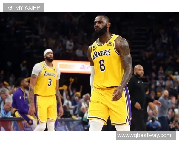 湖人逆转击败快船，詹姆斯砍下三双秀！赛后球迷热议肯巴-沃克的大暴走表现