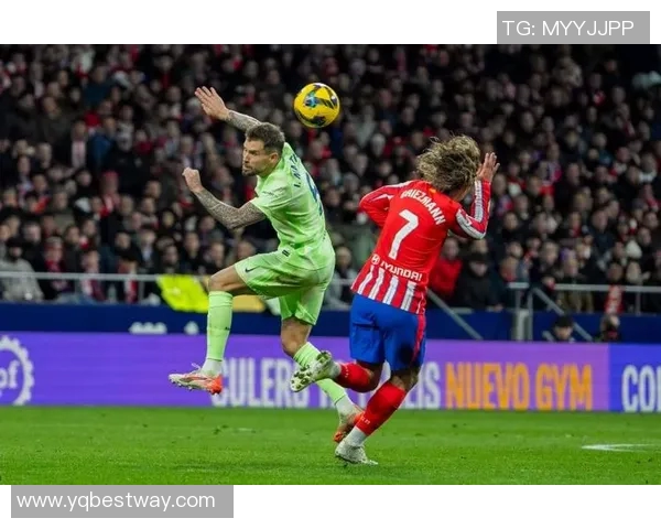 马竞主场巴萨球迷爆发冲突,警方躲不过暴力骚扰 马竞主场巴萨球迷爆发冲突,警方躲不过暴力骚扰