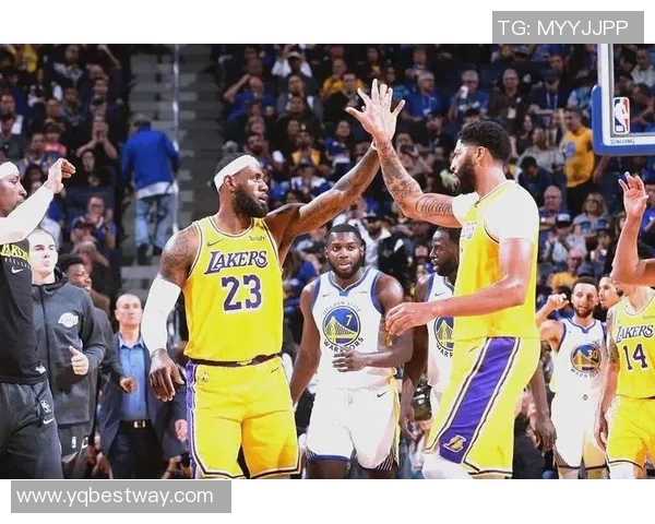 湖人主帅强调团队合作至关重要，球员需放下个人利益共同争冠